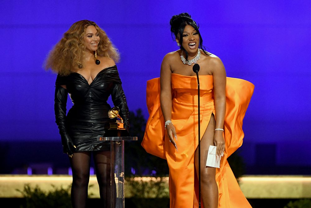 Beyoncé hat nun insgesamt 28 Grammys eingeheimst, hier mit Rapperin Megan Thee Stallion (Bild: Kevin Winter/The Recording Academy via Getty Images/AFP)