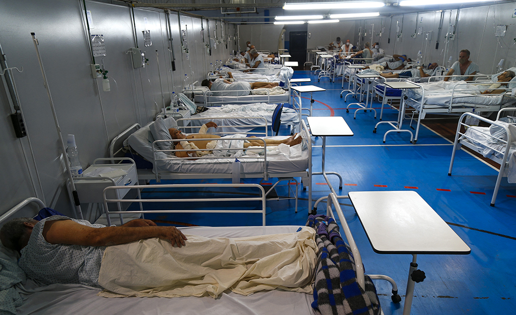 Covid-Patienten in einem Feldlazarett in in Santo Andre (Bild: Miguel Schincariol/AFP)