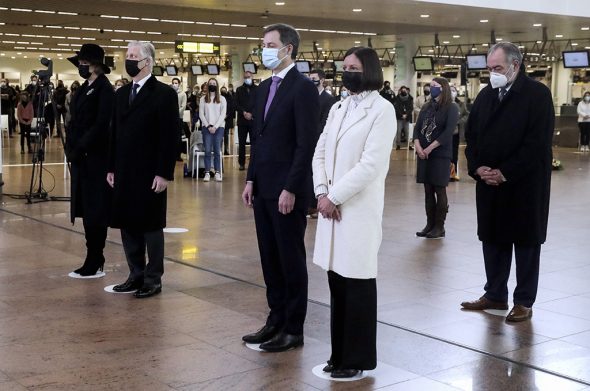 Gedenkminute am Brussels Airport: (v.l.n.r.) Königin Mathilde, König Philippe, Premierminister Alexander De Croo und seine Frau Annik Penders (Bild: Stephanie Lecocq/Pool/Belga)