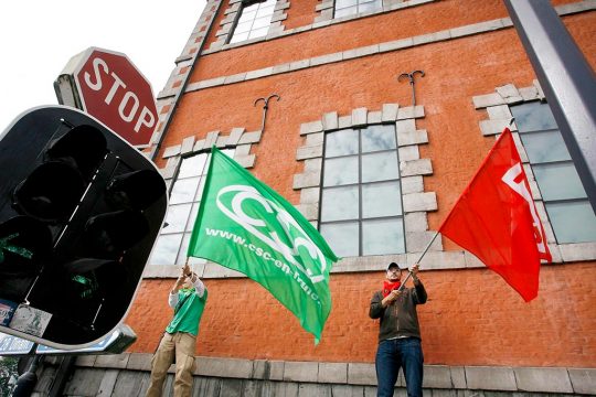 Flaggen der CSC und FGTB (Bild: Bruno Fahy/Belga)