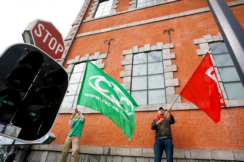 Flaggen der CSC und FGTB (Bild: Bruno Fahy/Belga)