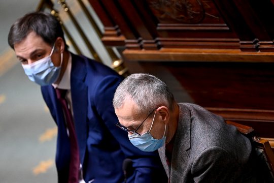 Alexander De Croo und Frank Vandenbroucke in der Kammer (Bild: Dirk Waem/Belga)