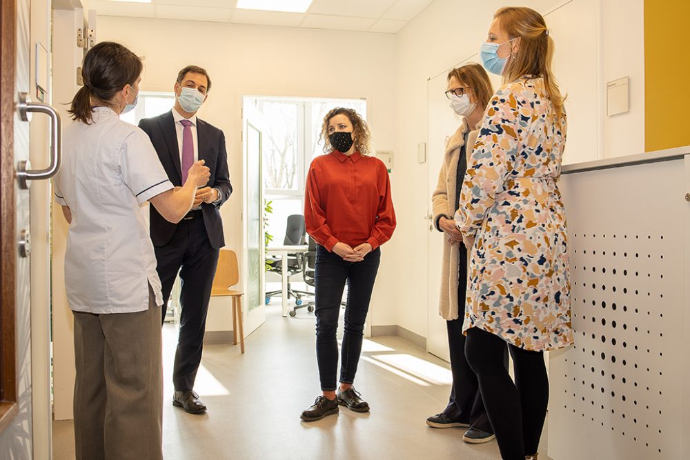 Alexander De Croo und Sarah Schlitz besuchen das Zentrum für Opfer von sexueller Gewalt an der Uniklinik von Gent (Bild: James Arthur Gekiere/Belga)