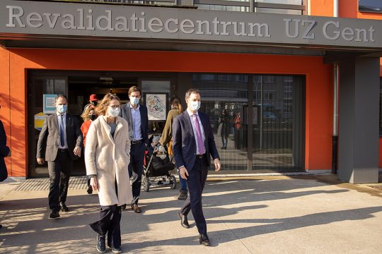 Prof. Dr. Kristien Roelens und Alexander De Croo verlassen das das Zentrum für Opfer von sexueller Gewalt an der Uniklinik von Gent (Bild: James Arthur Gekiere/Belga)