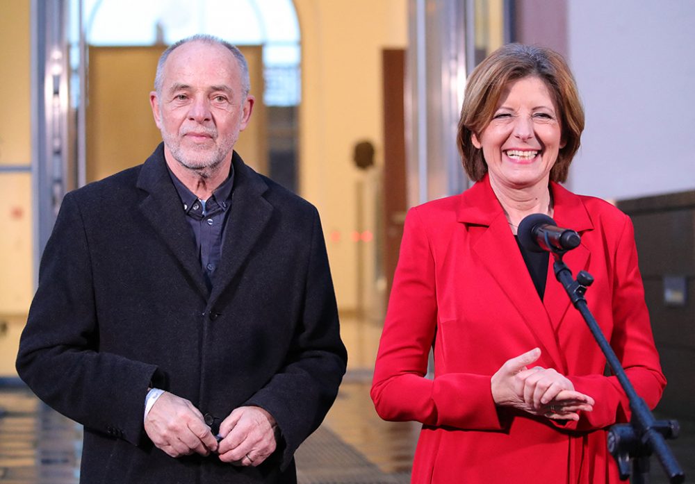 Malu Dreyer und Ehemann Klaus Jensen nach der Verkündung der Wahlresultate in Mainz (Bild: Armando Babani/AFP)