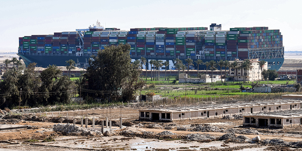 Das Containerschiff "Ever Given" im Suezkanal (Bild: STR/AFP)
