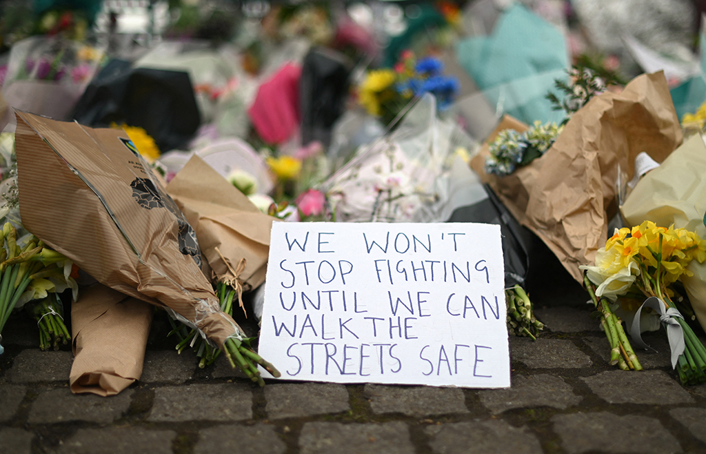 Blumen und Botschaften in Gedenken an Sarah Everard (Bild: Daniel Leal-Olivas/AFP)