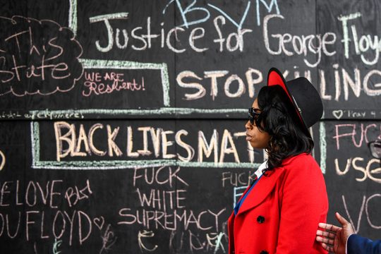 Bridgett Floyd, die Schwester von George Floyd, am Montag vor dem Gericht in Minneapolis (Bild: Chandan Khanna/AFP)