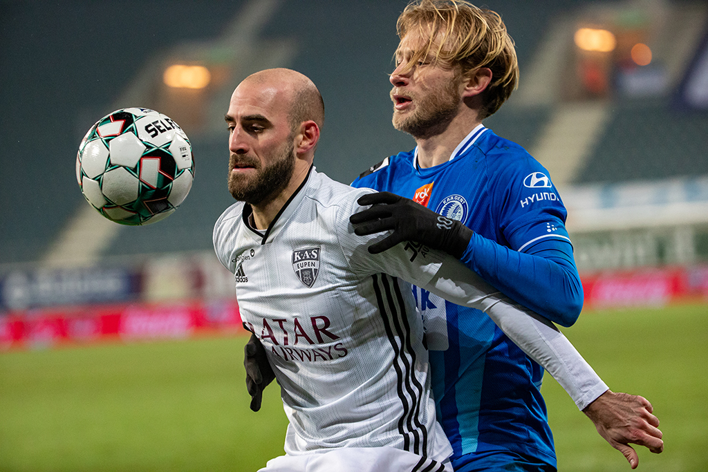 Auswärts in Gent erreichte die AS Eupen am 7. Februar - hier Jonathan Heris (AS) und Roman Bezus (Gent) - ein 2:2-Unentschieden (Bild: Kurt Desplenter/Belga)