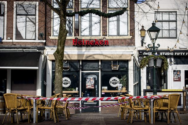 Terrasse im niederländischen Alkmaar (Bild: Koen van Weel/ANP/AFP)