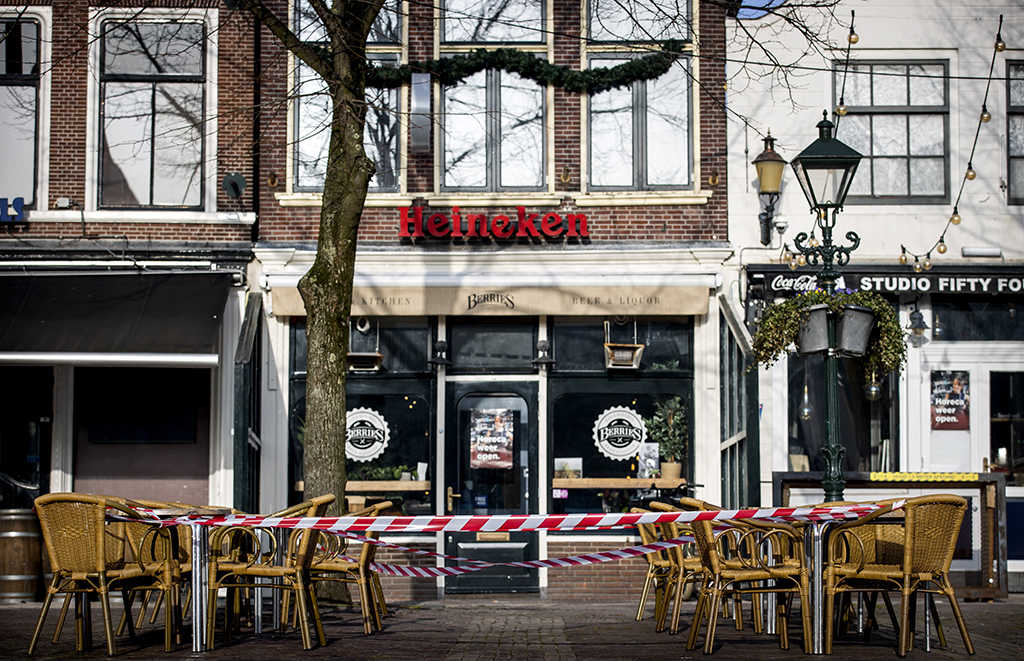 Terrasse im niederländischen Alkmaar (Bild: Koen van Weel/ANP/AFP)