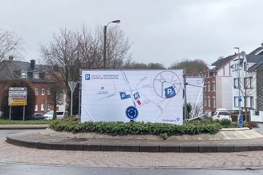 Impfstart in Eupen: Hinweisschild auf dem Kreisverkehr Rotenberg (Bild: Julia Slot/BRF)