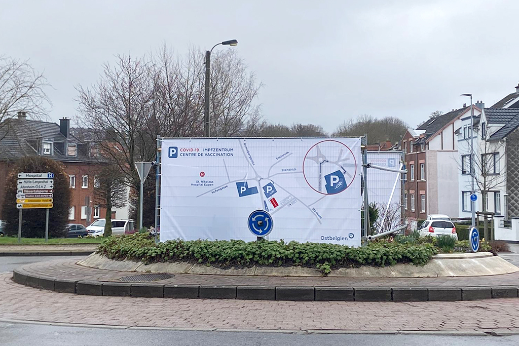 Impfstart in Eupen: Hinweisschild auf dem Kreisverkehr Rotenberg (Bild: Julia Slot/BRF)