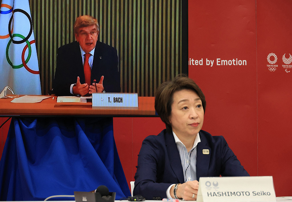 IOC-Präsident Thomas Bach (Bildschirm) und die japanische Organisationschefin Seiko Hashimoto (Bild: Yoshikazu Tsuno/Pool/AFP)