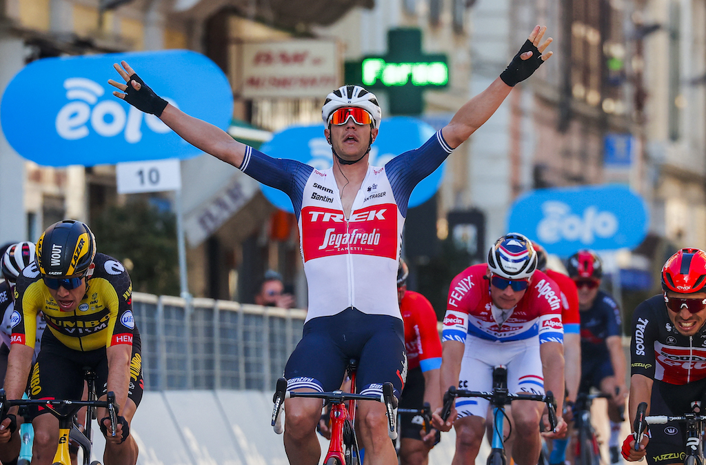 Jasper Stuyven fährt als Sieger über die Ziellinie (Bild: Tommaso Pelagalli/AFP)