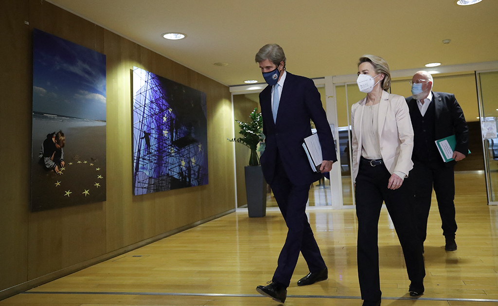 Der US-Klimabeauftragte John Kerry und EU-Kommissionspräsidentin Ursula von der Leyen (Bild: Olivier Hoslet/Pool/AFP)