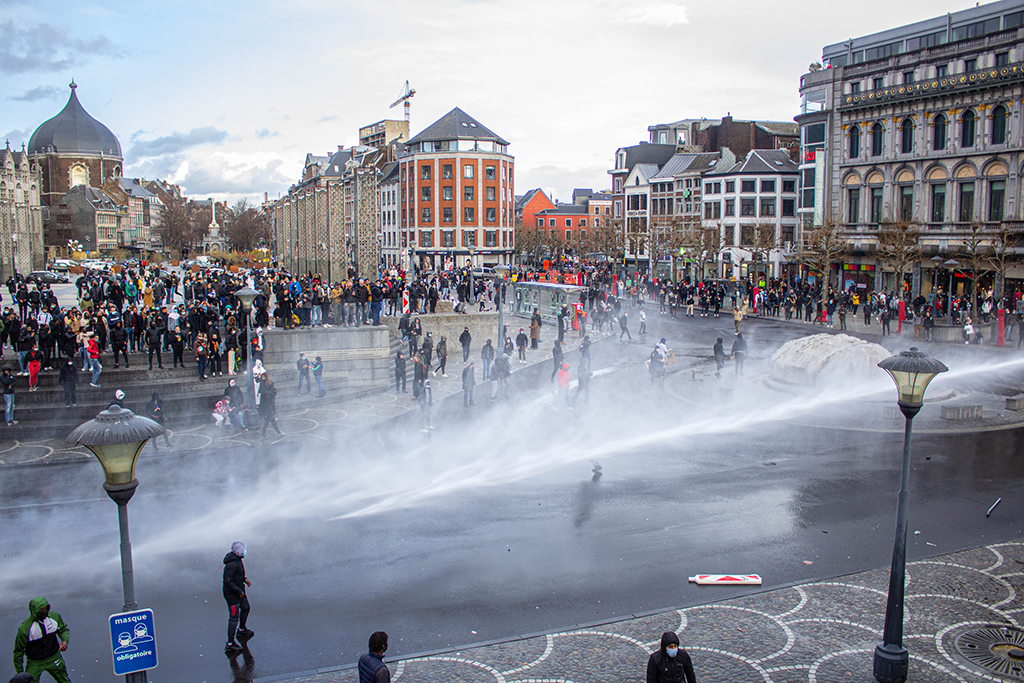 Polizei geht mit Wasserwerfern gegen Randalierer in Lüttich vor (Bild: Thomas Michiels/Belga)