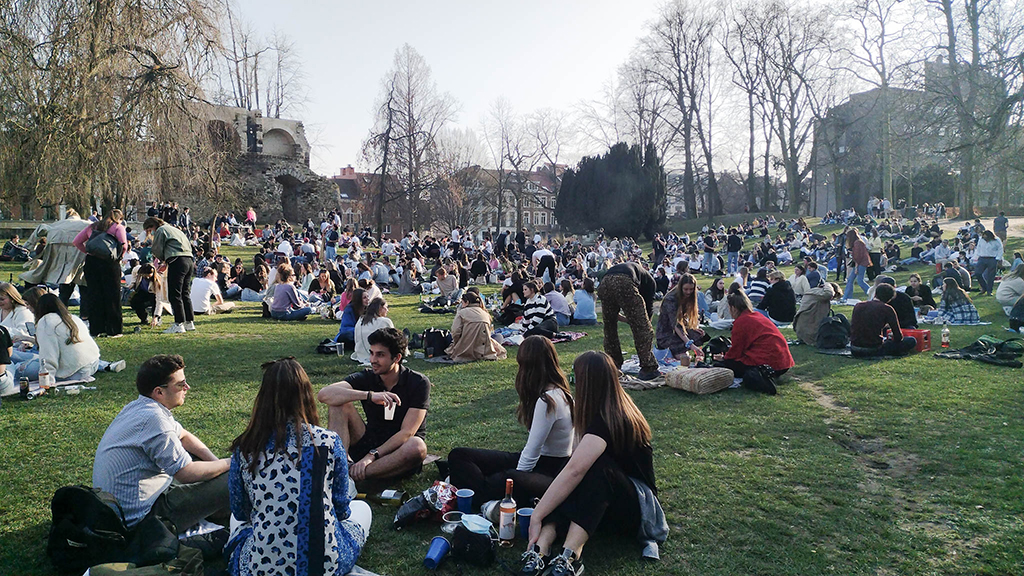 Voller Park bei bestem Wetter in Löwen am 21. Februar (Bild: Ine Gillis/Belga)