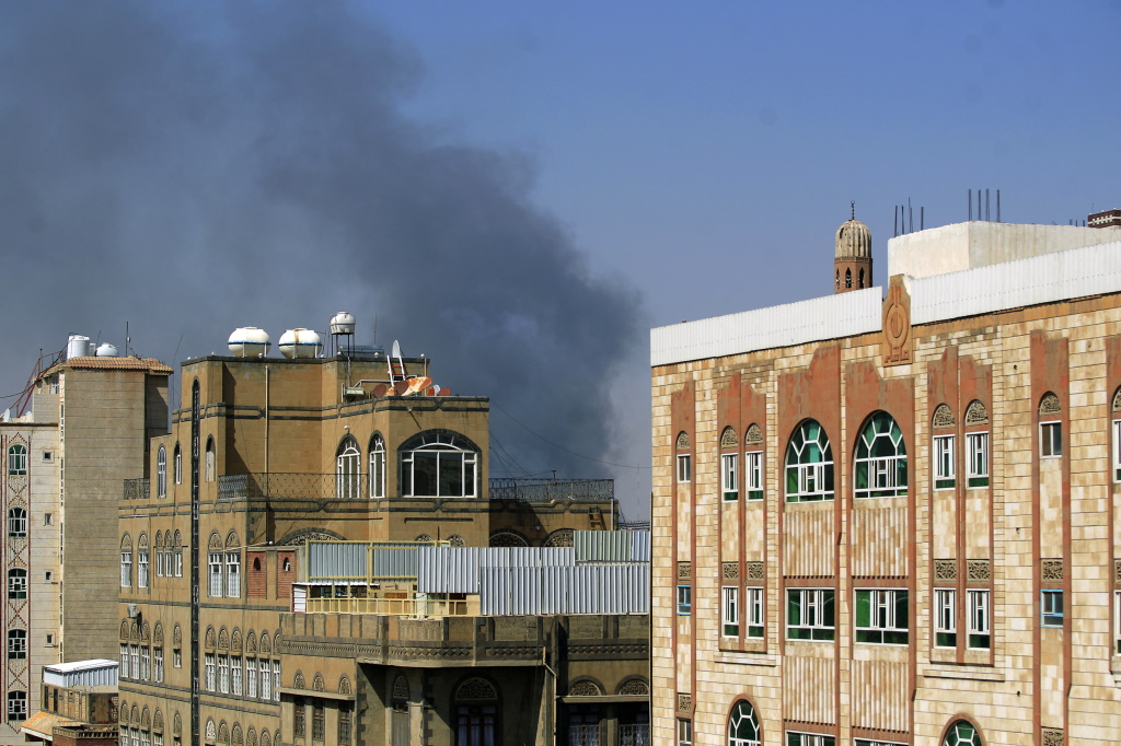 Luftangriffe der saudischen Militär-Koalition töten mindestens 120 Huthi-Kämpfer im Jemen (Bild: Mohammed Huwais/ AFP)