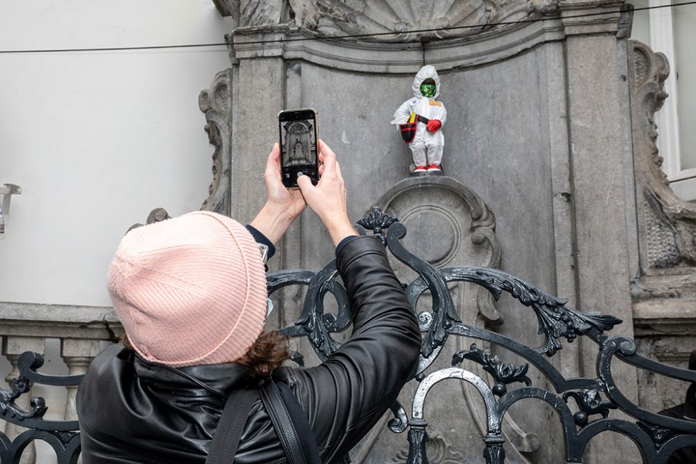 Das Brüsseler Wahrzeichen Manneken Pis trägt seit dem 18. März Corona-Schutzkleidung (Bild: Hatim Kaghat/Belga)