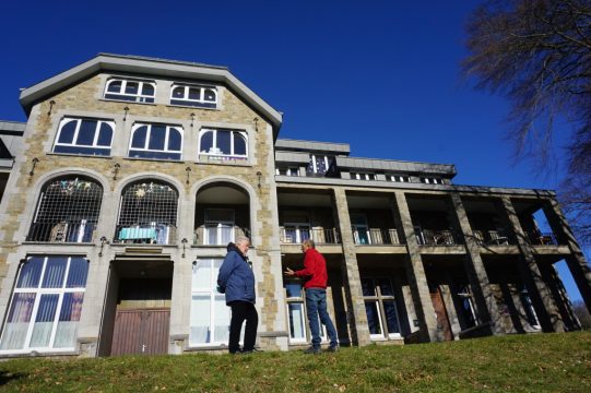 Marcel Bauer und Jean-Pierre Dumont vor der Maison Saint-Edouard (Bild: Stephan Pesch/BRF)