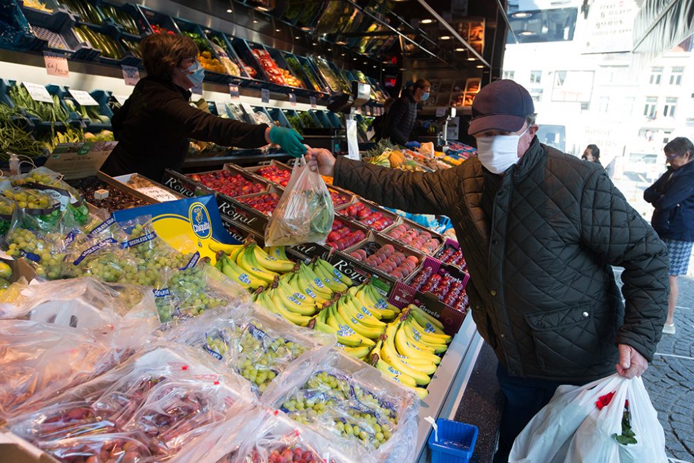 Markstand mit Obst und Gemüse