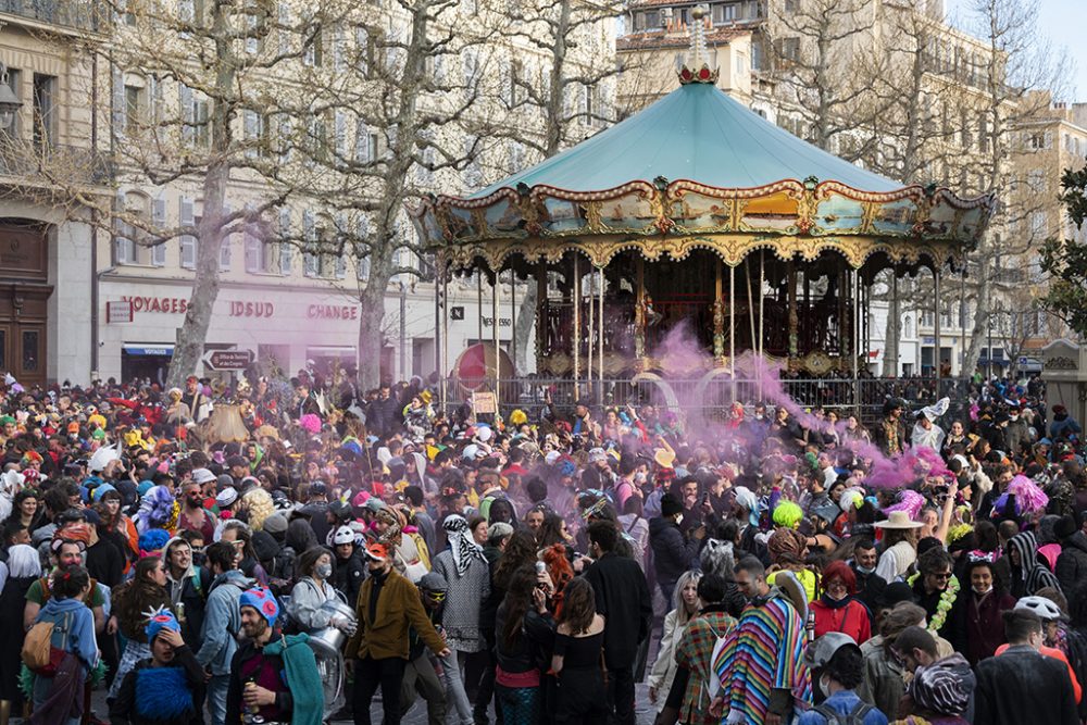 Ungenehmigter Karnevalsumzug in Marseille (Bild: Christophe Simon/AFP)