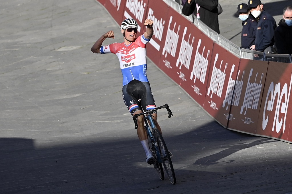 Der niederländische Radcross-Weltmeister gewann souverän das Radrennen "Strade Bianche" (Bild: Dirk Waem/Belga).