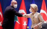 EU-Ratspräsident Charles Michel und Kommissionspräsidentin Ursula von der Leyen am 19. März in Brüssel vor einer Online-Videokonferenz mit dem türkischen Präsidenten Erdogan (Bild: Stephanie Lecoq/Pool/AFP)