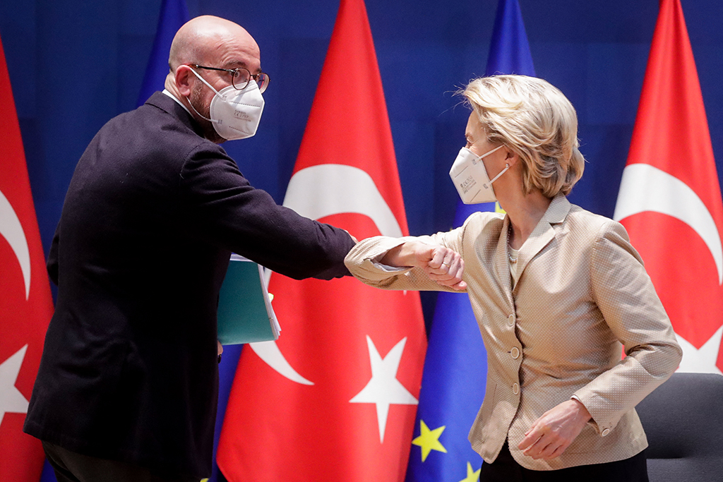 EU-Ratspräsident Charles Michel und Kommissionspräsidentin Ursula von der Leyen am 19. März in Brüssel vor einer Online-Videokonferenz mit dem türkischen Präsidenten Erdogan (Bild: Stephanie Lecoq/Pool/AFP)