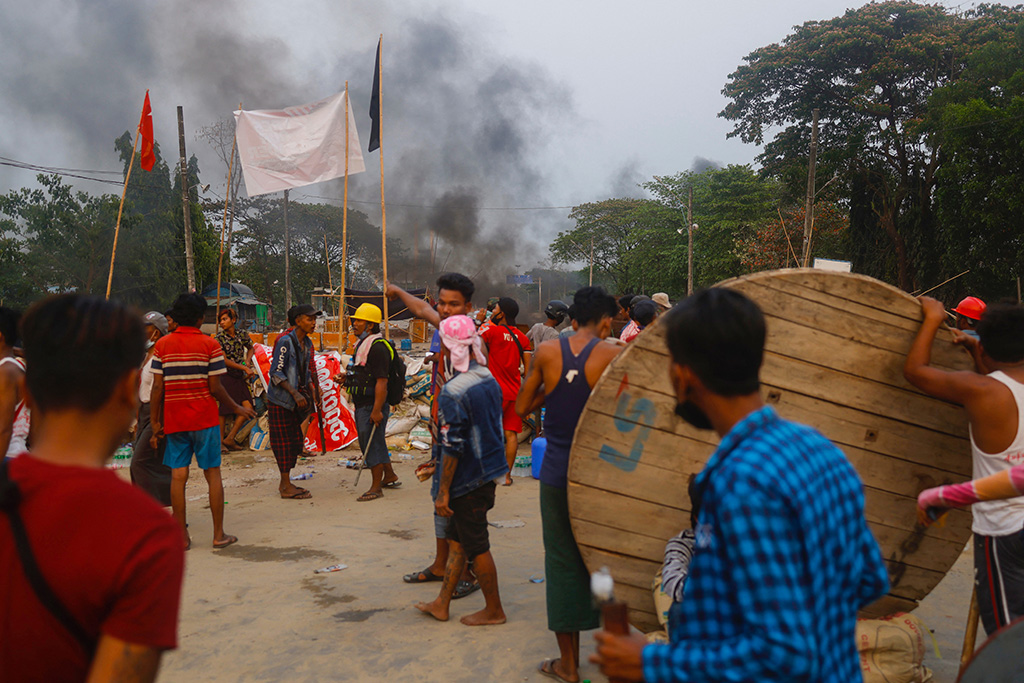 Proteste in Hlaing Tharyar, in Yangon (Bild: STR/AFP)