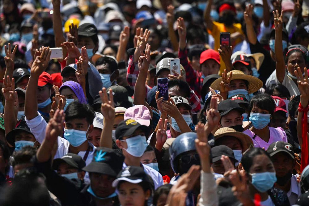 Menschen bei der Beerdigung von Nyi Nyi Aung Htet Naing am Dienstag in Yangon. Er starb bei einer Demonstration gegen den Militärputsch durch eine Schusswunde (Bild: STR/AFP)