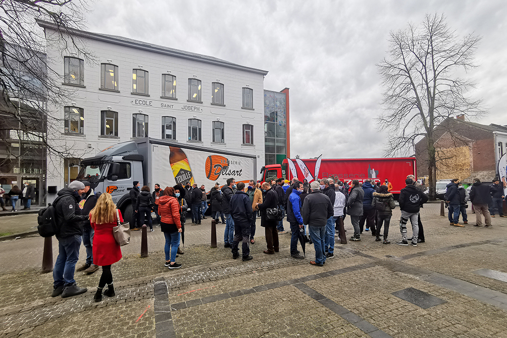 Aktion von Brauereien und Getränkelieferanten vor dem Sitz der wallonischen Regionalregierung in Namur (Bild: Maxime Asselberghs/Belga)