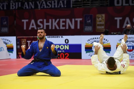 Toma Nikiforov bei seinem Sieg gegen Boris Georgiev (Bild: Alexander Nemenov/AFP