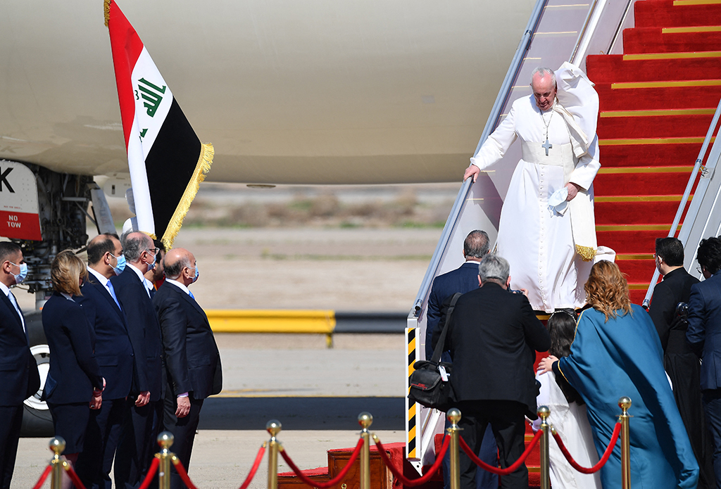 Papst Franziskus bei seiner Ankunft am Flughafen von Bagdad (Bild: Vincenzo Pinto/AFP)