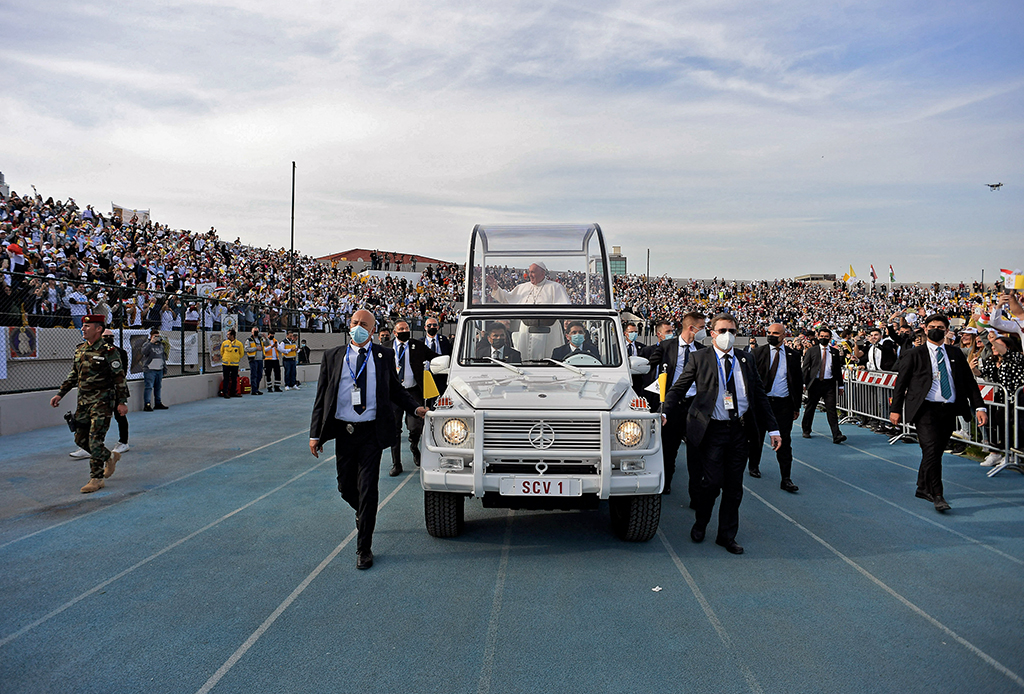 Papst Franziskus auf dem Weg ins Franso-Hariri-Stadion in Arbil (Bild: Vatican Media/AFP)