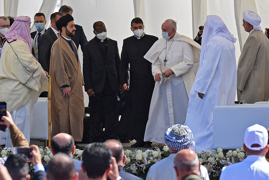 Papst Franziskus wird vor dem Haus von Abraham in der Ebene von Ur empfangen (Bild: Vincenzo Pinto/AFP)