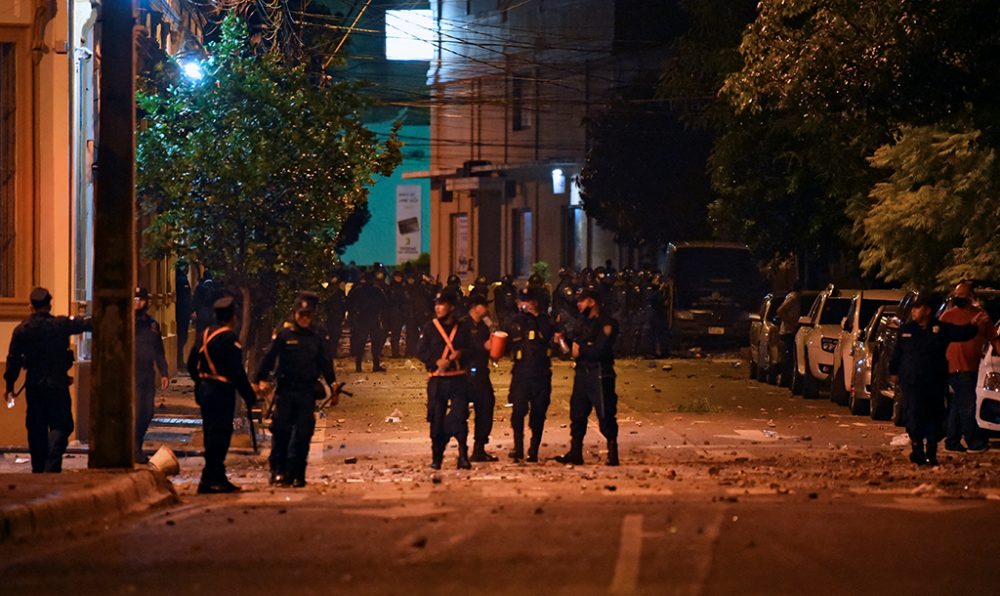 Paraguay: Polizei (vorne) und Demonstranten in der Hauptstadt Asunción (Bild: Norberto Duarte/AFP)