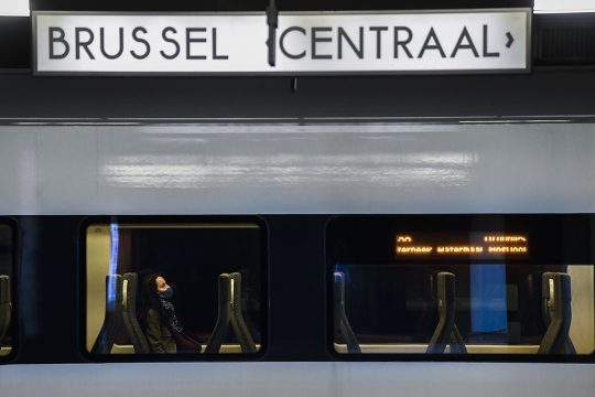 Passagier im Zug mit Maske