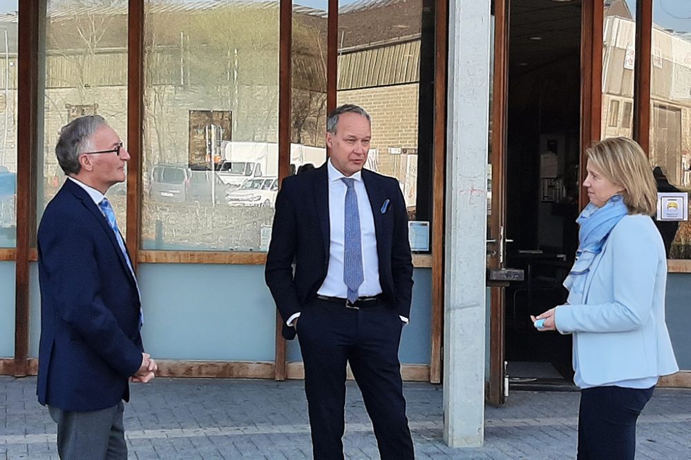 Christian Krings, Verwaltungsratspräsident der Klinik St. Josef, Philippe Felten und Claudia Niesssen, Verwaltungsratspräsidentin des St.-Nikolaus-Hospitals am Mittwoch in St. Vith (Bild: Michaela Brück/BRF)