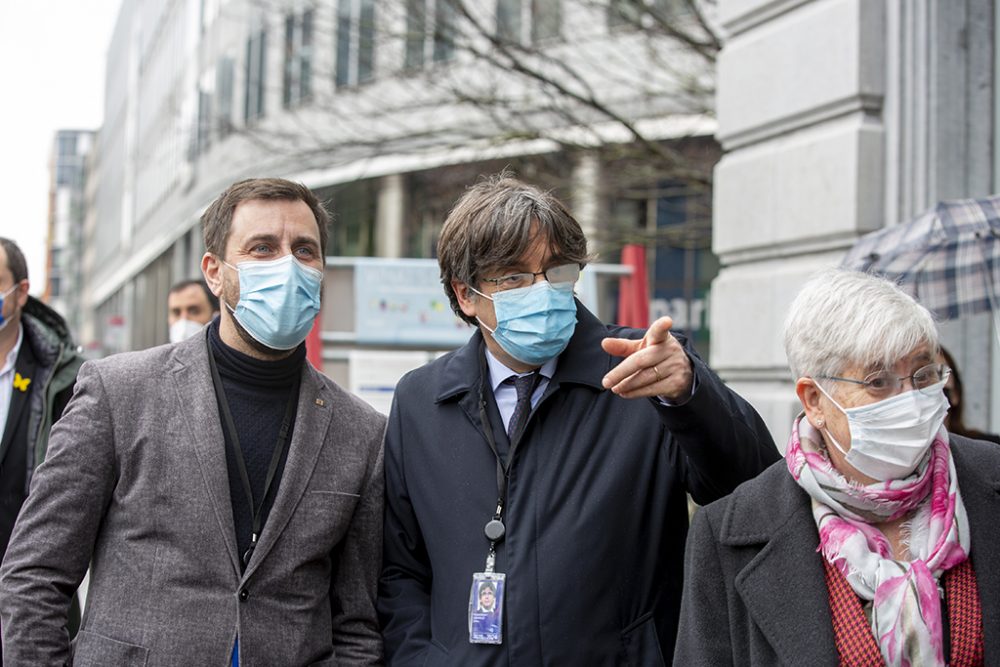 Carles Puigdemont (Mitte) mit Toni Comin und Clara Ponsati bei einem Protest in Brüssel am Dienstag (Bild: Hatim Kaghat/Belga)