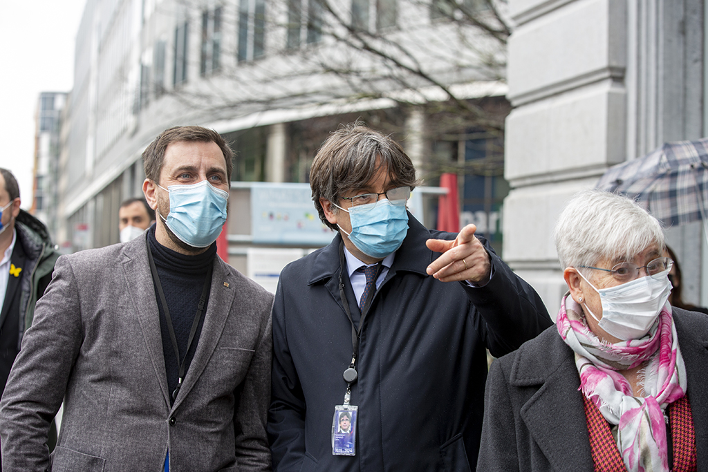 Carles Puigdemont (Mitte) mit Toni Comin und Clara Ponsati bei einem Protest in Brüssel am Dienstag (Bild: Hatim Kaghat/Belga)