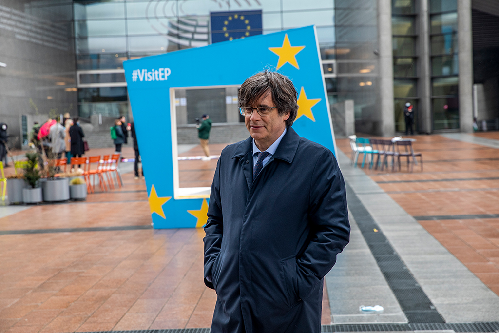 Carles Puigdemont am Dienstag vor dem Europaparlament in Brüssel (Bild: Hatim Kaghat/Belga)