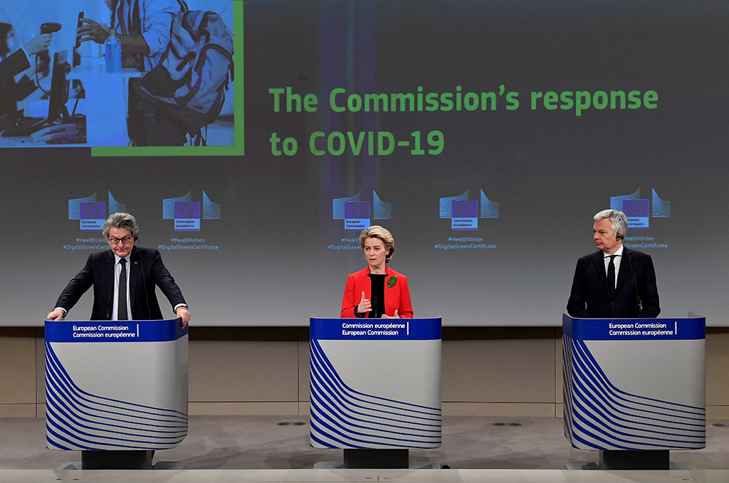 EU-Kommissar Thierry Breton, EU-Kommissionspräsidentin Ursula von der Leyen und EU-Kommissar Didier Reynders am Mittwoch bei der Vorstellung des "Digitalen Grünen Nachweises" in Brüssel (Bild: John Thys/Pool/AFP)