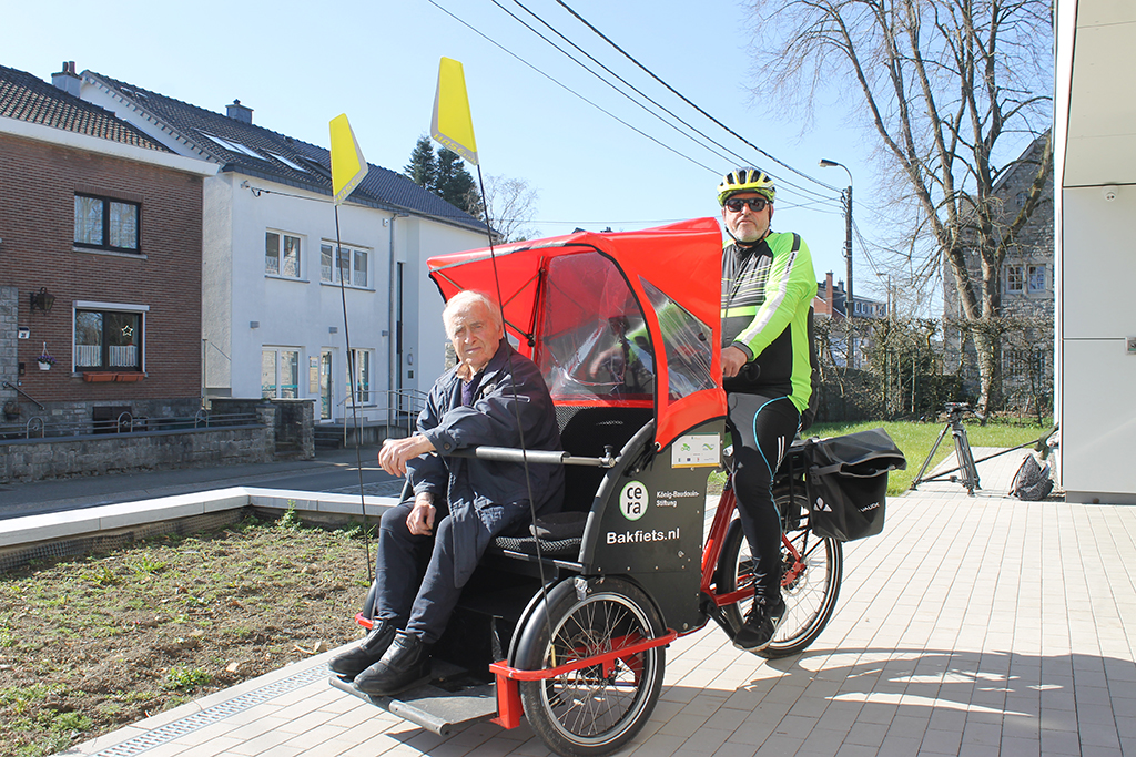 Radeln ohne Alter: Dorfhaus Eynatten bietet Rikscha-Fahrten für Senioren an (Bild: Melanie Ganser/BRF)