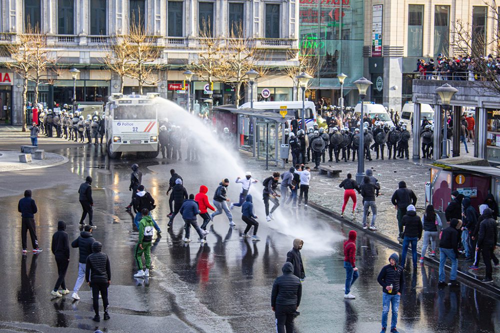 Black-Lives-Matter-Demonstration läuft aus dem Ruder - Polizei setzt Wasserwerfer ein (Bild: Thomas Michiels/Belga)