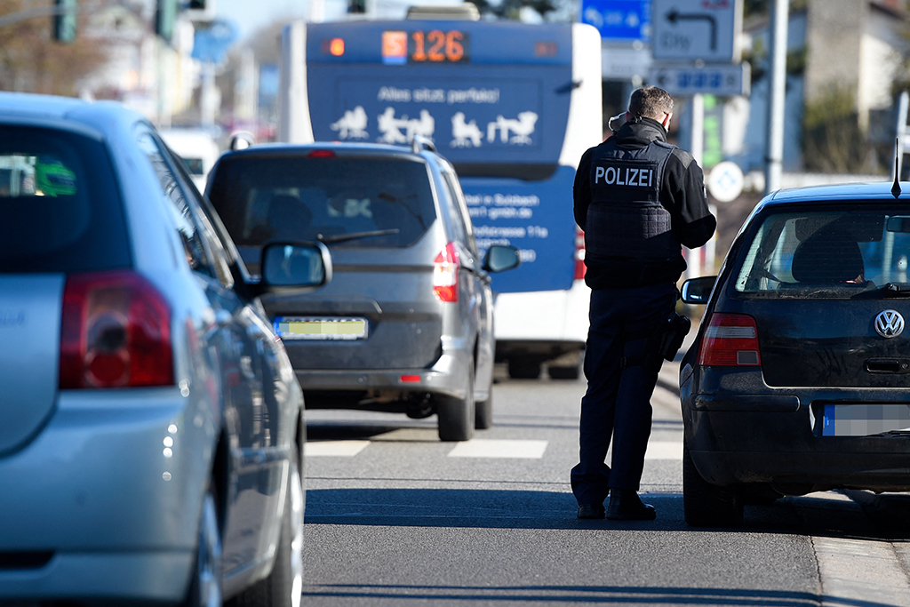 Polizeikontrolle in Saarbrücken (Bild: Jean-Christophe Verhaegen/AFP)