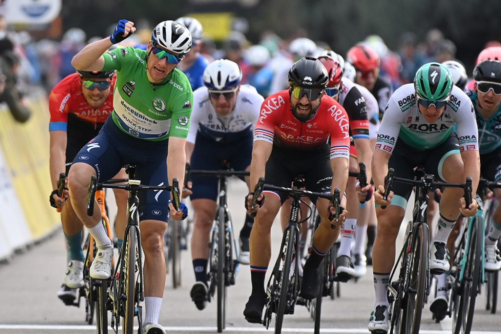 Sam Bennett (l.) gewinnt fünfte Etappe von Paris-Nizza (Bild: David Stockman/Belga)