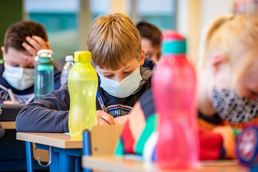 Schüler mit Maske (Bild: Kurt Desplenter/Belga)