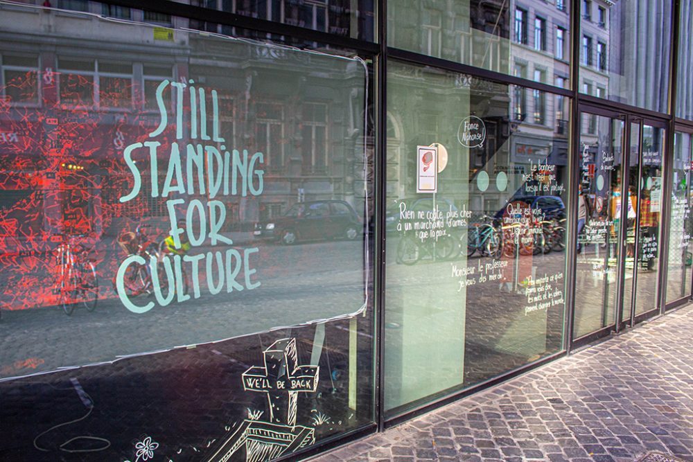 Still Standing for Culture: Plakat in einem Lütticher Schaufenster (Archivbild: Thomas Michiels/Belga)